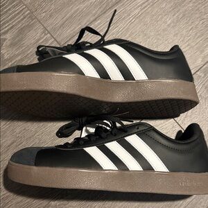 Adidas NWT🏷️Women's Black and White Sneakers sz 8.0